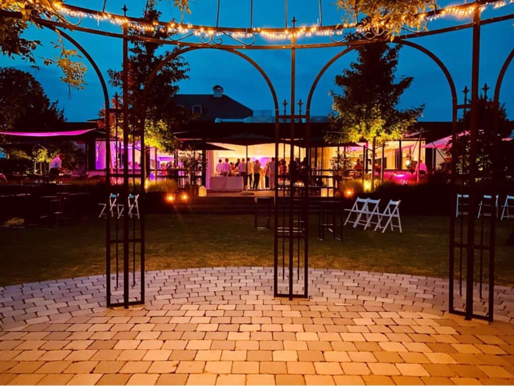Een receptie in onze tuin bij avond.